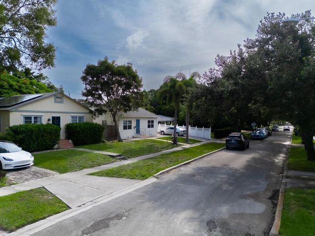 827 Nathan Hale Road, West Palm Beach, FL 33405