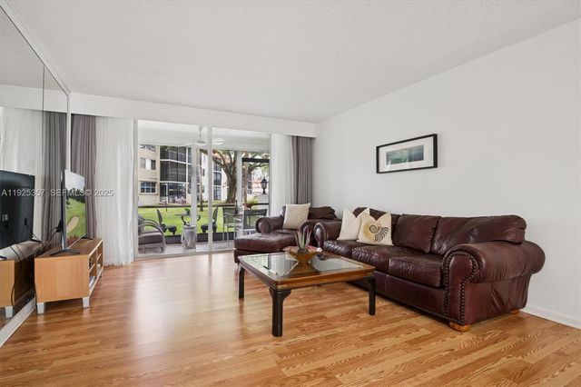 9511 N Hollybrook Lake Dr 108, Pembroke Pines, FL 33025