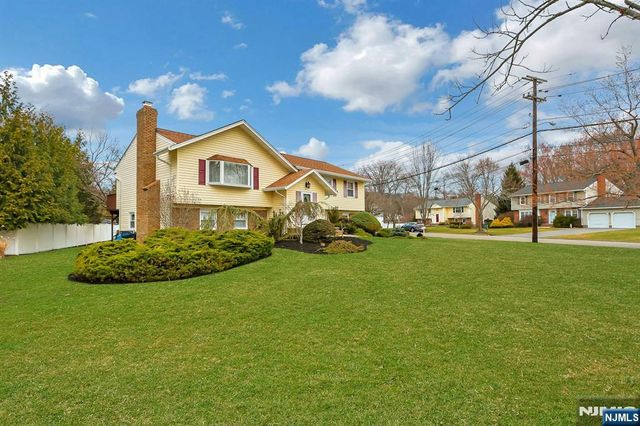 81 Queen Court, Hillsdale, NJ 07642