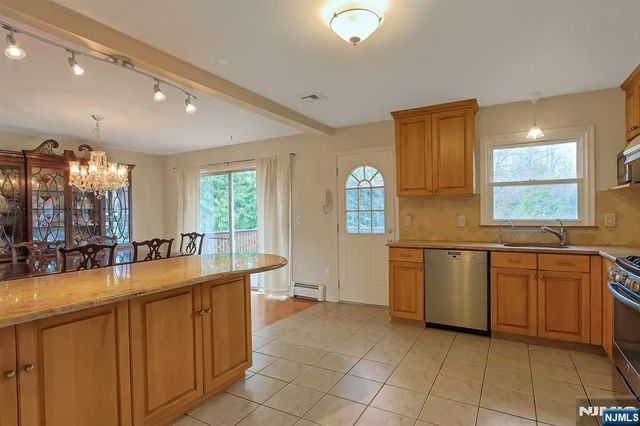 81 Queen Court, Hillsdale, NJ 07642