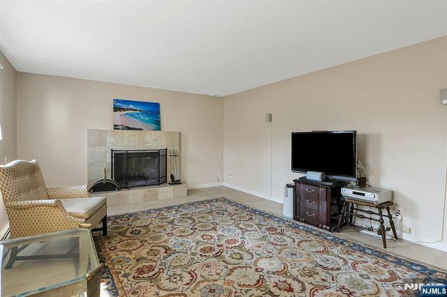 81 Queen Court, Hillsdale, NJ 07642