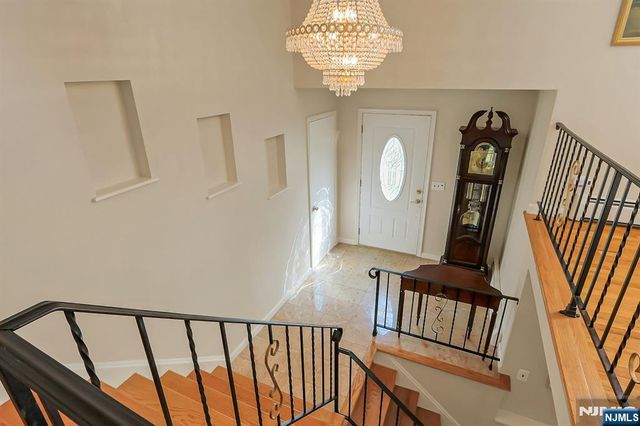 81 Queen Court, Hillsdale, NJ 07642