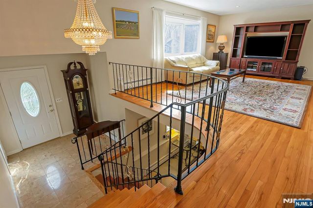 81 Queen Court, Hillsdale, NJ 07642