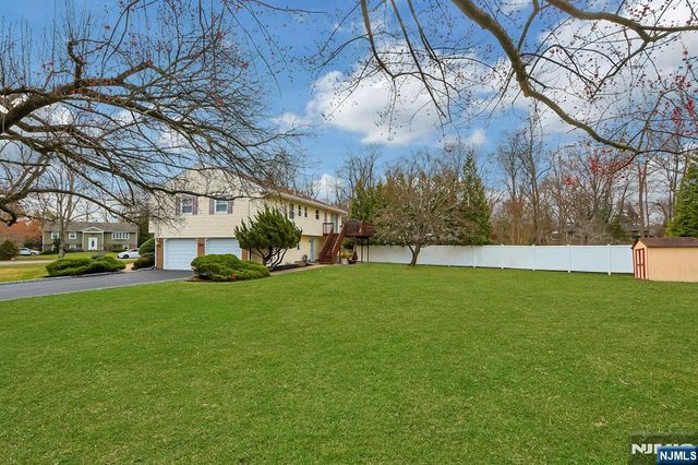 81 Queen Court, Hillsdale, NJ 07642