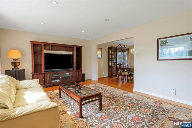 81 Queen Court, Hillsdale, NJ 07642