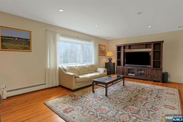 81 Queen Court, Hillsdale, NJ 07642