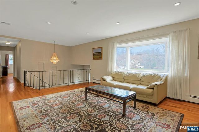 81 Queen Court, Hillsdale, NJ 07642