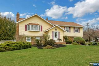 81 Queen Court, Hillsdale, NJ 07642
