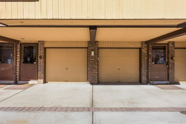 27 Bond Street B, Great Neck, NY 11021