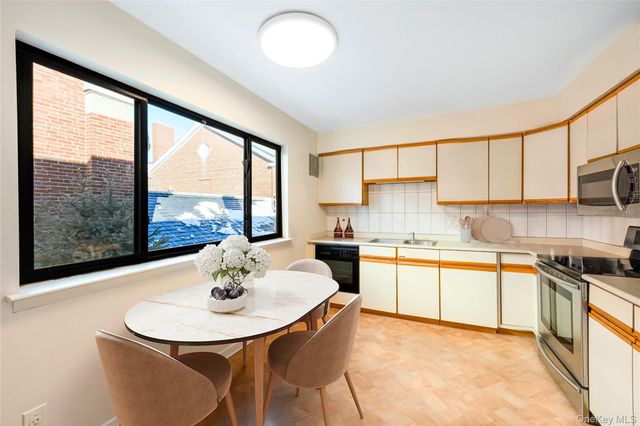 27 Bond Street B, Great Neck, NY 11021