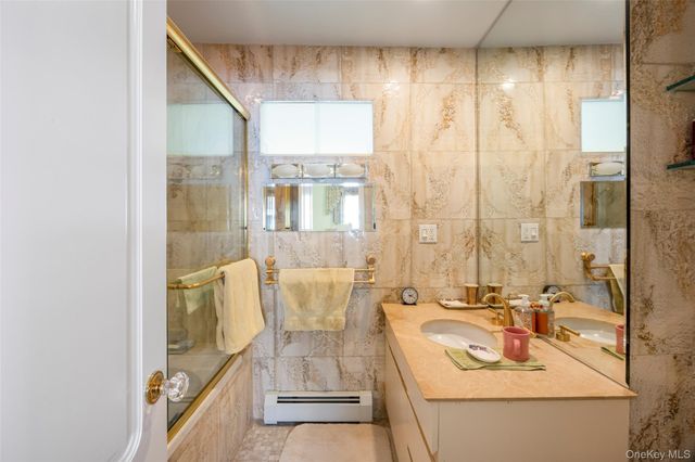 27 Bond Street B, Great Neck, NY 11021