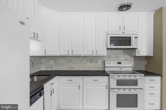 4216 SIDEBURN RD, Fairfax, VA 22030