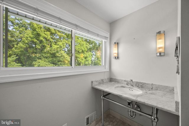 4216 SIDEBURN RD, Fairfax, VA 22030