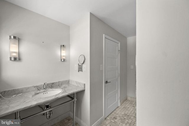 4216 SIDEBURN RD, Fairfax, VA 22030