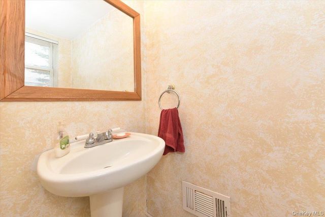 10 Orange Drive, Jericho, NY 11753