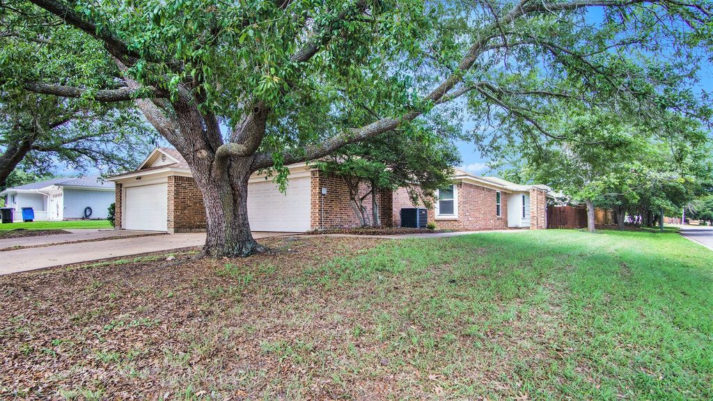 7600 Silveridge Drive, Fort Worth, TX 76133