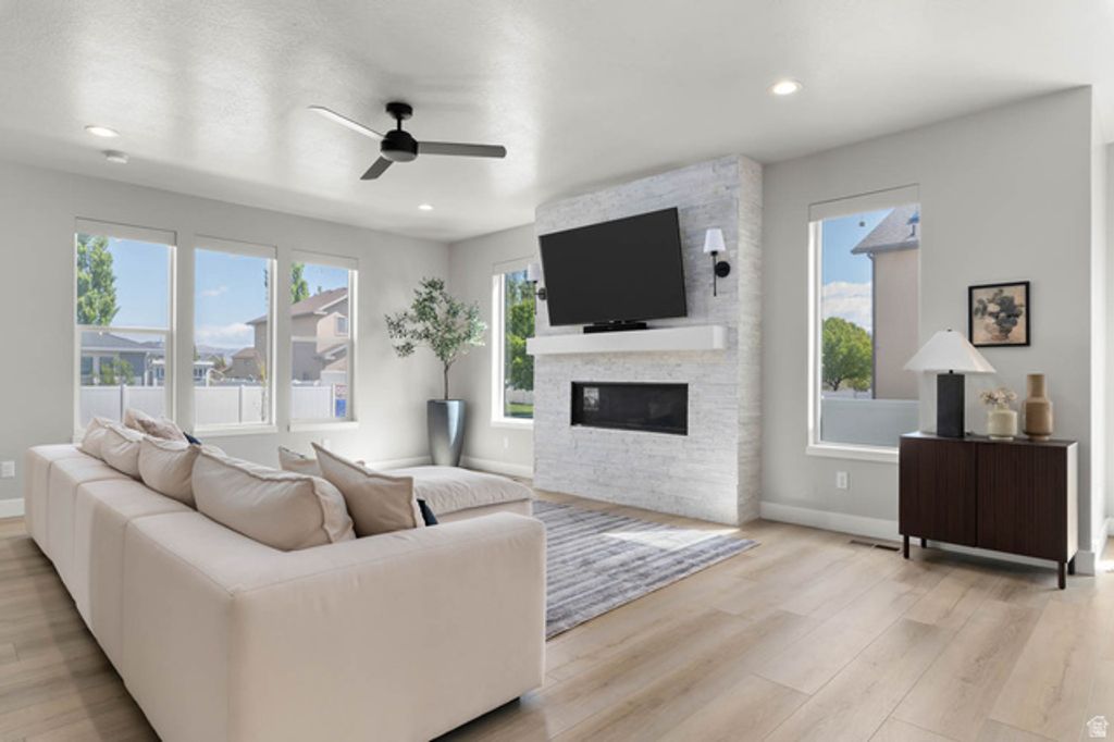Image 7 of property listing at 708 N DEVONSHIRE DR, Saratoga Springs, UT 84045