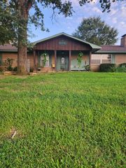 201 Colonial Circle, Athens, TX 75751