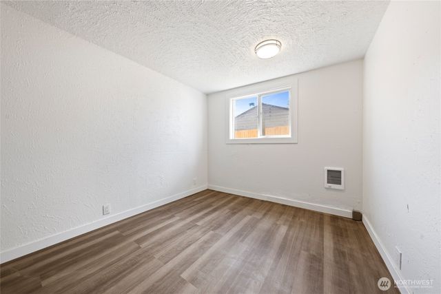 213 W Kelso Avenue, Electric City, WA 99123