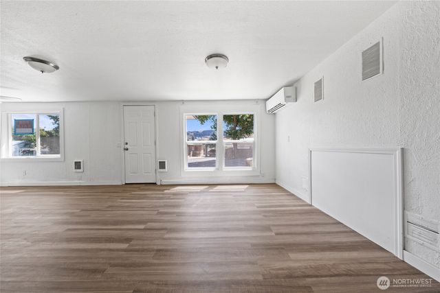 213 W Kelso Avenue, Electric City, WA 99123