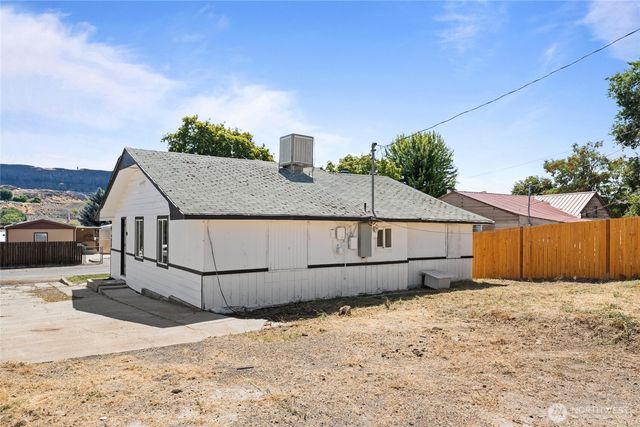 213 W Kelso Avenue, Electric City, WA 99123