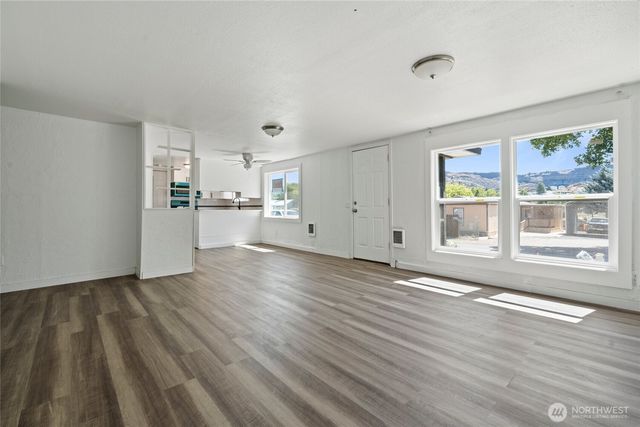 213 W Kelso Avenue, Electric City, WA 99123