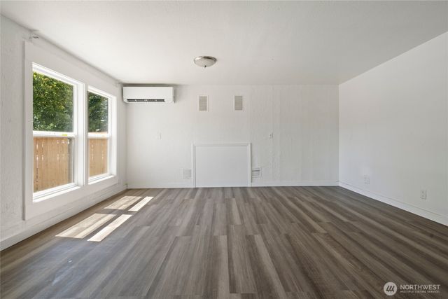 213 W Kelso Avenue, Electric City, WA 99123