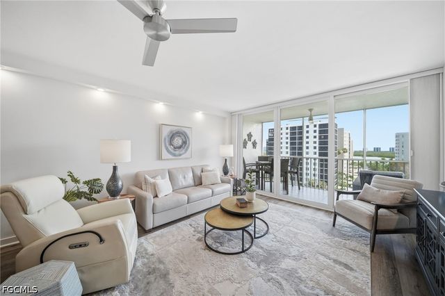 5 Bluebill AVE 808, Naples, FL 34108