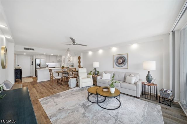 5 Bluebill AVE 808, Naples, FL 34108