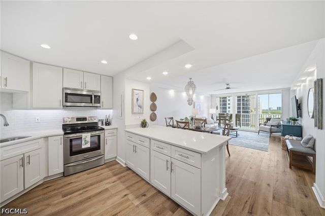 5 Bluebill AVE 808, Naples, FL 34108