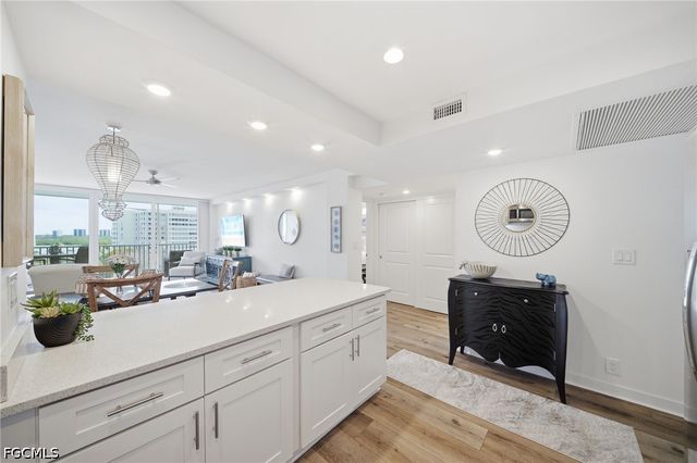 5 Bluebill AVE 808, Naples, FL 34108