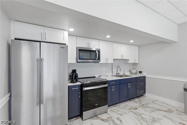 5 Bluebill AVE 808, Naples, FL 34108