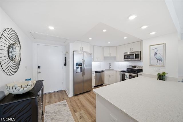 5 Bluebill AVE 808, Naples, FL 34108