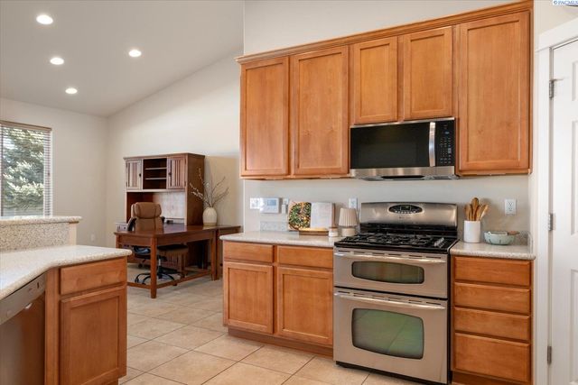 10415 Pine St, Pasco, WA 99301