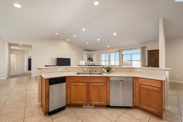 10415 Pine St, Pasco, WA 99301