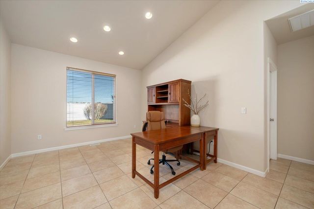 10415 Pine St, Pasco, WA 99301