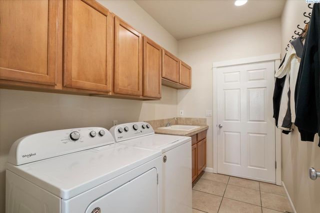 10415 Pine St, Pasco, WA 99301