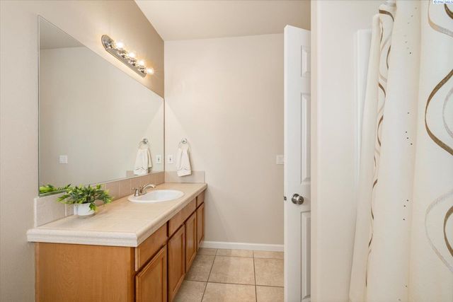 10415 Pine St, Pasco, WA 99301