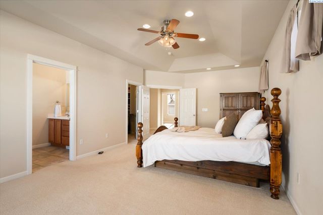 10415 Pine St, Pasco, WA 99301