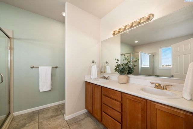 10415 Pine St, Pasco, WA 99301