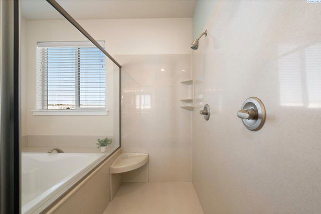 10415 Pine St, Pasco, WA 99301