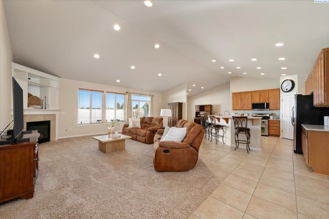 10415 Pine St, Pasco, WA 99301