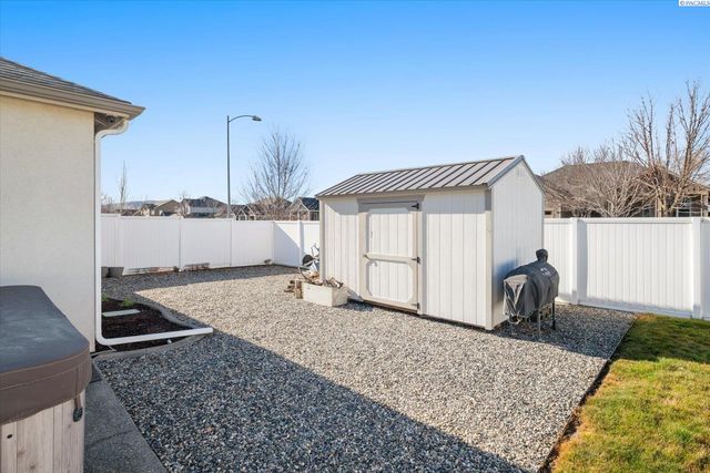 10415 Pine St, Pasco, WA 99301