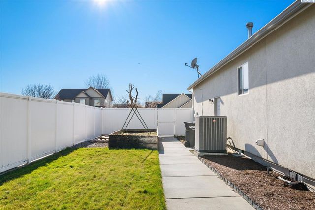 10415 Pine St, Pasco, WA 99301