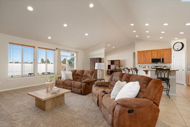 10415 Pine St, Pasco, WA 99301