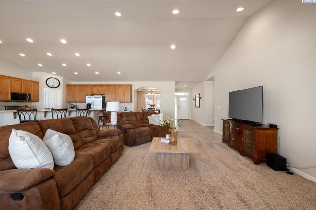 10415 Pine St, Pasco, WA 99301