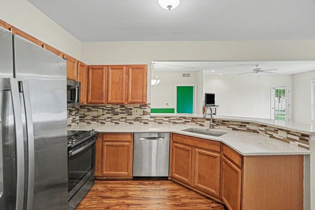 11107 Farmingdale Lane 130, Commerce Twp, MI 48390