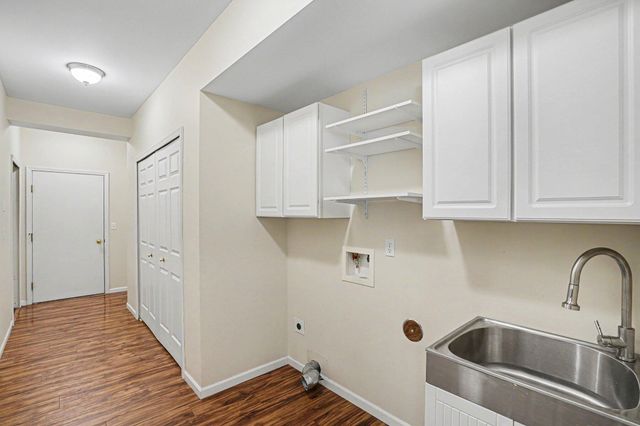11107 Farmingdale Lane 130, Commerce Twp, MI 48390