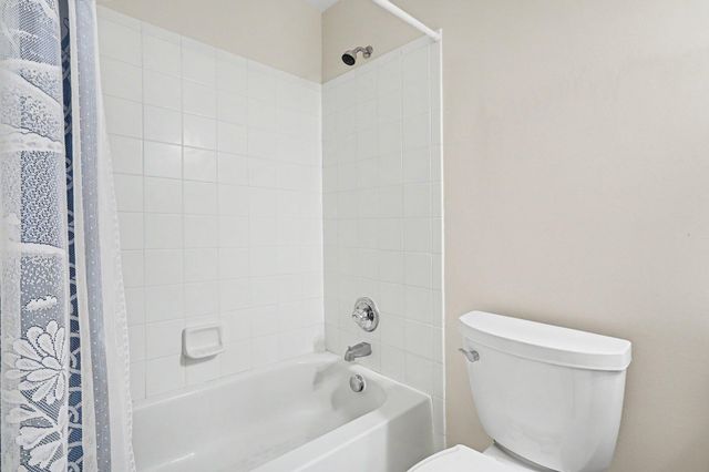 11107 Farmingdale Lane 130, Commerce Twp, MI 48390