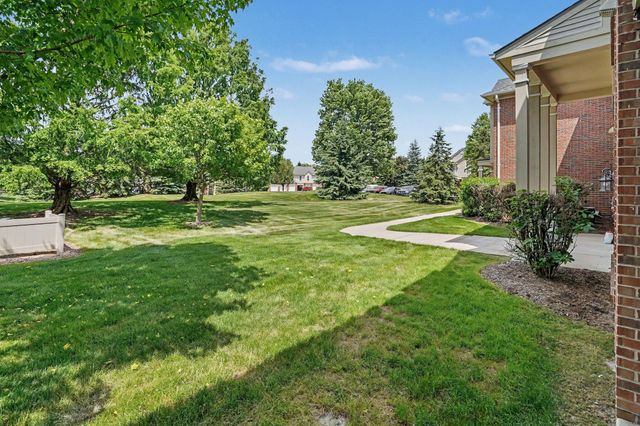 11107 Farmingdale Lane 130, Commerce Twp, MI 48390
